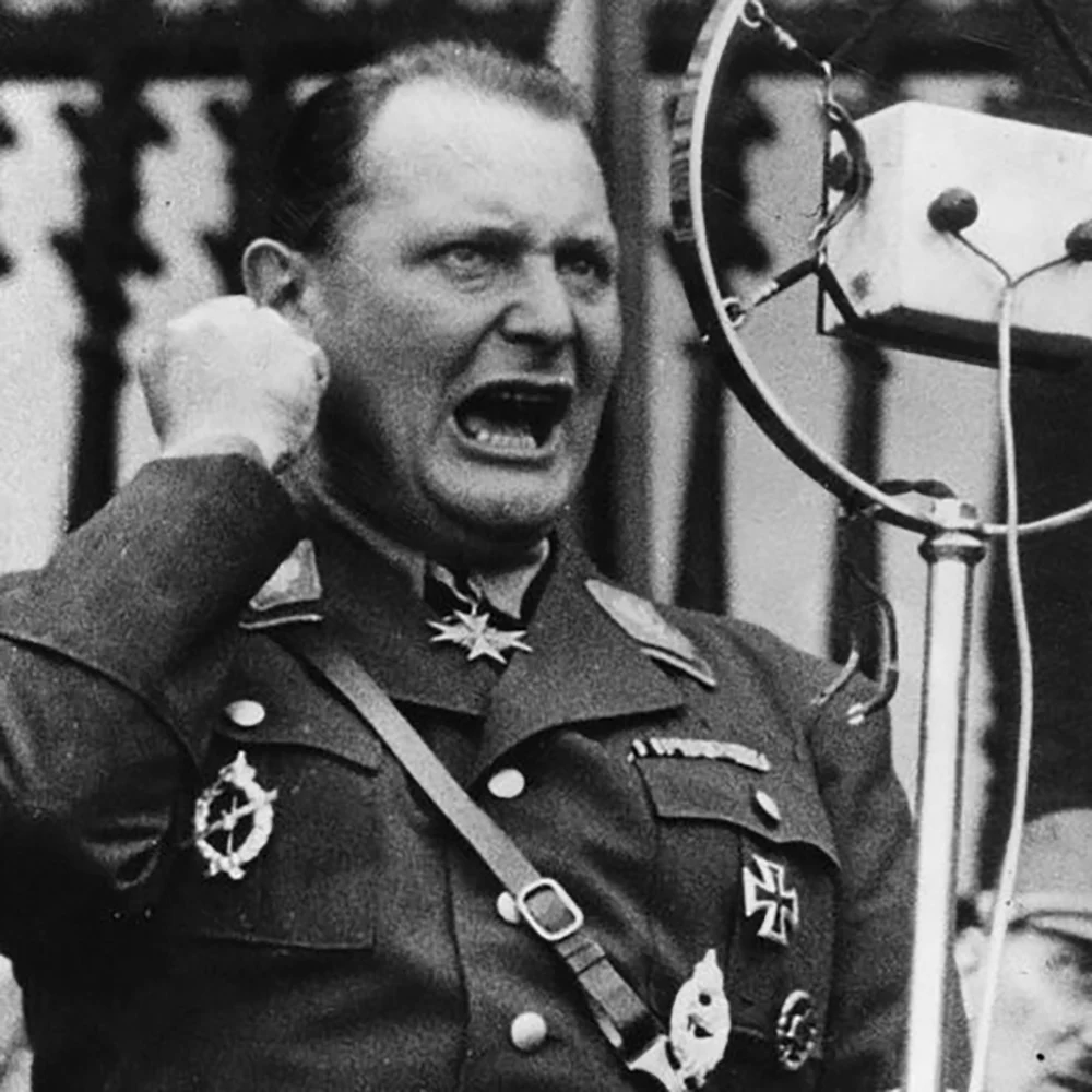 Göring’in gücü yalnızca Hitler’e yakınlığından kaynaklanmıyordu. O, Nazi rejiminin askerî, ekonomik ve idari mekanizmalarında söz sahibi olan bir yöneticiydi.

Bu nedenle Nürnberg’deki yargılama, yalnızca bir askerî komutanın kararlarını değil, bir rejimin suç işleyen yönetim yapısındaki sorumluluğunu da gündeme getirdi.