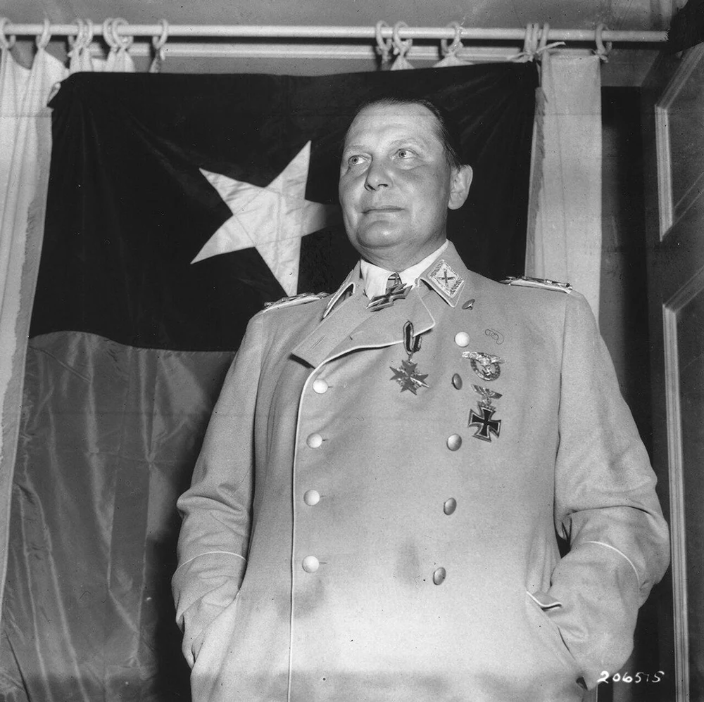 Bu nedenle kesin olarak söylenebilecek olanla tartışmalı kalan ayrıntıları birbirinden ayırmak gerekiyor: Göring, idam edilmeden önce siyanür alarak intihar etti; kapsülün hücresine hangi yolla ulaştığı ise tarihi anlatılarda tartışılan bir konudur.