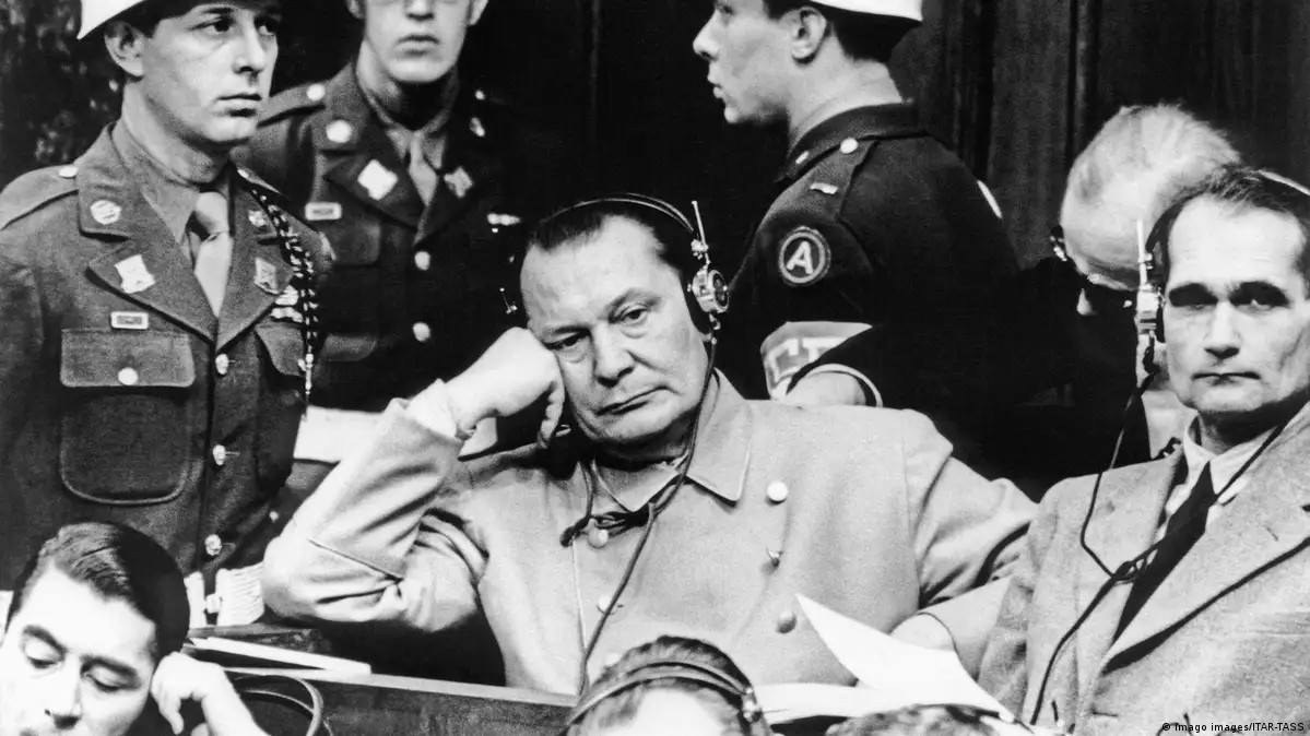Göring, duruşmalarda rejimin liderliğini savunan ve sorumluluğunun sınırlarını daraltmaya çalışan bir tutum sergiledi. Hitler’in yönetimindeki rolünü bütünüyle inkâr edemese de kendisine yöneltilen suçlamalara karşı savunma yaptı.