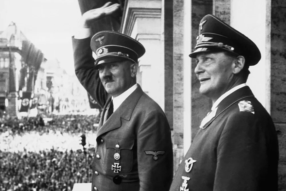 Adolf Hitler’in en yakınındaki isimlerden Hermann Göring, Nürnberg’de insanlığa karşı işlenen suçlar nedeniyle yargılandı ve idam cezasına çarptırıldı. Nazi Almanyası’nın savaş makinesinin kurulmasında rol oynayan, Yahudilere yönelik zulmün bürokratik mekanizmalarında imzası bulunan Göring, 16 Ekim 1946’da asılacaktı. Ancak infazdan saatler önce hücresinde siyanür alarak hayatına son verdi. Geride yalnızca bir intihar değil, Müttefiklerin en sıkı korunan mahkûmlarından birinin zehri nasıl saklayabildiğine ilişkin sorular da bıraktı.