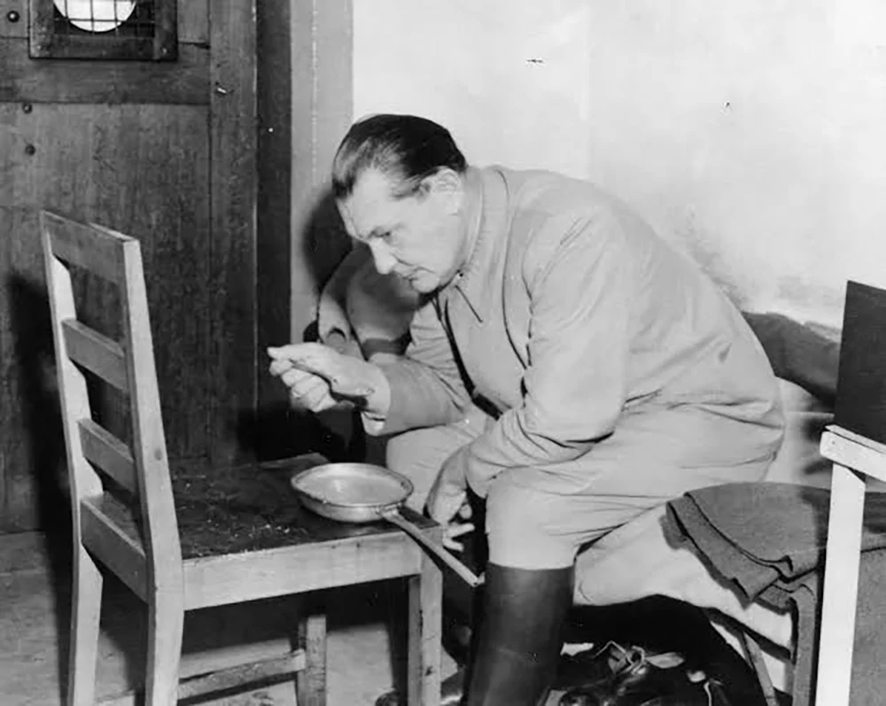 Göring’in siyanürü nasıl elde ettiği konusunda farklı anlatımlar ortaya çıktı. Zehrin önceden saklandığı veya bir şekilde kendisine ulaştırıldığı yönündeki iddialar yıllarca gündemde kaldı. Ancak bu açıklamaların tamamı aynı ölçüde doğrulanmış değildir.