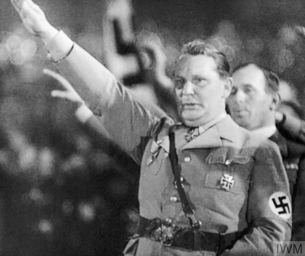 Aralarında, Adolf Hitler’in en güçlü adamlarından biri olan Hermann Göring de vardı.

Ancak sabah geldiğinde Göring darağacında olmayacaktı.