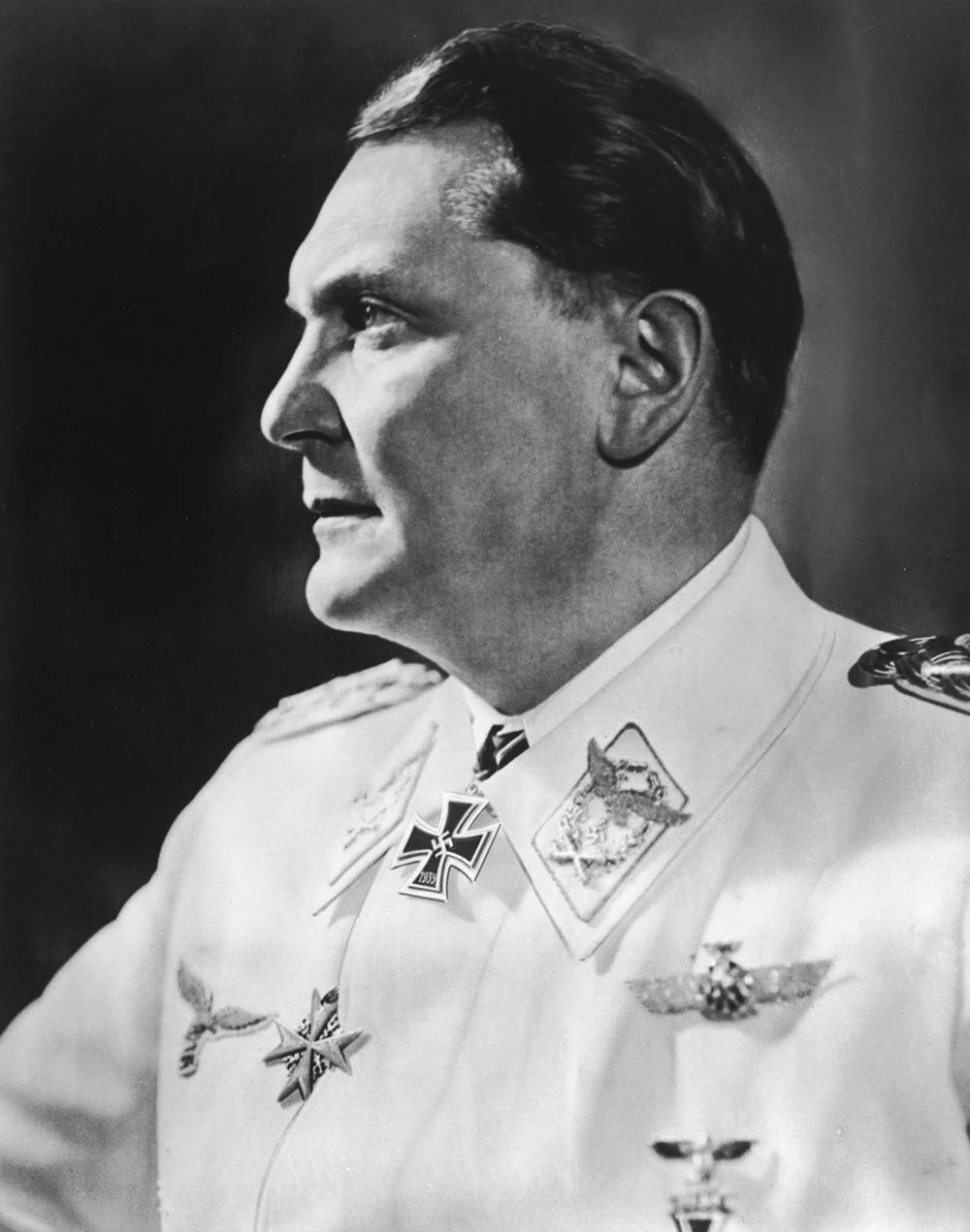 Göring’in mahkumiyeti, Nazi rejiminin suçlarının yalnızca savaş meydanlarında işlenen eylemlerden ibaret olmadığını da gösteriyordu. Siyasi kararlar, askerî planlar ve bürokratik emirler, kitlesel zulmün örgütlenmesinde birbirine bağlanmıştı.
