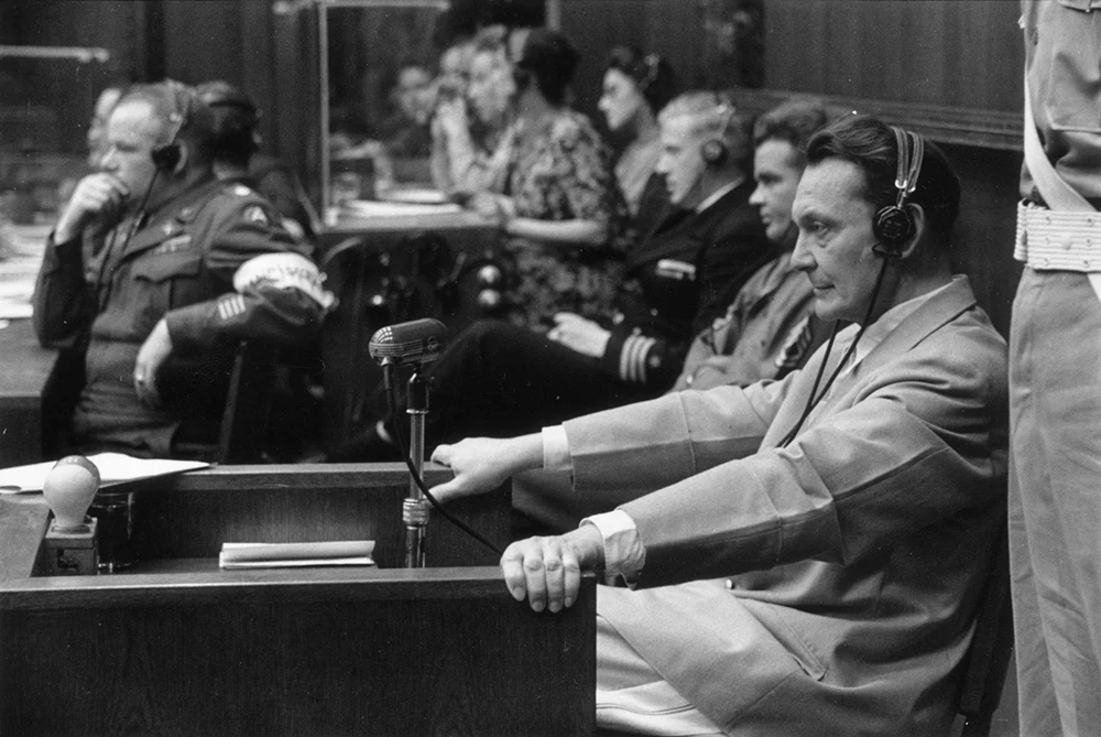 Nürnberg’de savcılar, Nazi yöneticilerinin sorumluluğunu yalnızca doğrudan öldürme emirleri üzerinden değerlendirmedi. Saldırgan savaşların hazırlanması, işgal politikaları ve insanlığa karşı suçların yürütülmesindeki roller de soruşturmanın kapsamındaydı.