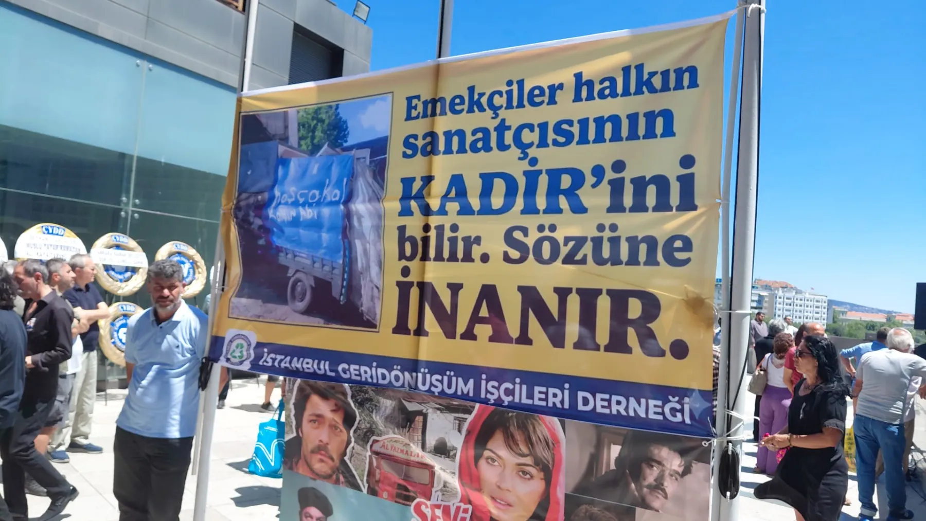İstanbul Geridönüşüm İşçileri Derneği, tören alanında "Emekçiler halkın sanatçısının KADİR'ini bilir. Sözüne İNANIR." pankartı açtı.