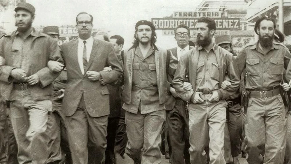 1 Ocak 1959'da Batista Küba'dan kaçtı.

Castro'nun öncülüğündeki devrimci güçler kısa süre içerisinde Havana'ya girdi.

Böylece Fidel Castro, Küba'nın siyasi kaderini değiştirdi.

Henüz 32 yaşındaydı.

Castro'nun iktidara gelmesi yalnızca Küba'da değil, Washington'da da yakından takip edildi.

Çünkü yeni yönetimin politikaları kısa sürede ABD ile büyük bir çatışmaya dönüşecekti.