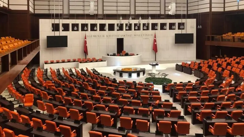 TBMM'ye sunulan 12 maddelik çerçeve yasa teklifi, kamuoyunda uzun süredir tartışılan sürecin hukuki altyapısını oluşturmayı hedefliyor. Teklifin önümüzdeki günlerde komisyon ve Genel Kurul görüşmeleri sırasında değişikliğe uğrayıp uğramayacağı ise Meclis'teki müzakereler sonunda netleşecek.