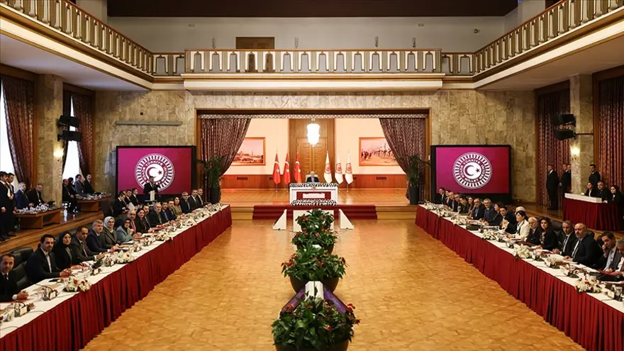 Düzenlemenin amacı, PKK/KCK ve bağlantılı yapılanmaların silah bırakması ve örgütsel faaliyetlerine tamamen son vermesi halinde uygulanacak hukuki süreci belirlemek. Kanun, bu sürecin nasıl işleyeceğine ilişkin çerçeveyi çiziyor.
