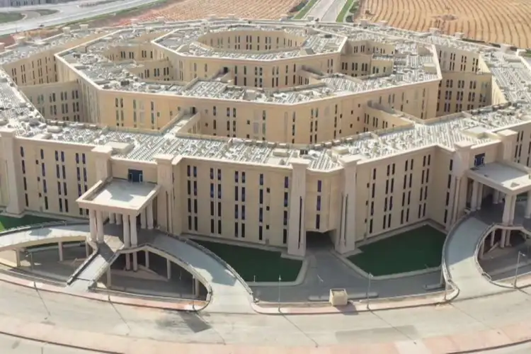 Pek çok savunma analisti, Oktagon’u Amerika Birleşik Devletleri’ndeki Pentagon’un modern ve teknolojik bir muadili olarak nitelendiriyor. Ancak Oktagon’un sunduğu imkanlar sadece askeri değil; aynı zamanda dijital altyapısı ve siber savunma birimleriyle de bölgedeki en güçlü merkezlerden biri olmaya aday.