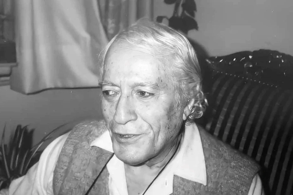 Gazeteci ve yazar Musa Anter, 20 Eylül 1992’de Diyarbakır’da uğradığı silahlı saldırıda öldürüldü. Yanında bulunan Orhan Miroğlu ise saldırıdan yaralı kurtuldu.

Anter cinayeti yıllarca karanlıkta kaldı. Ailenin başvurusu üzerine Avrupa İnsan Hakları Mahkemesi, Türkiye’nin yaşam hakkını ihlal ettiğine hükmetti. Cinayetle ilgili dosya, eski JİTEM itirafçısı Abdülkadir Aygan’ın açıklamalarının ardından 2009 yılında yeniden açıldı.

Ancak yıllar süren yargılamanın ardından Ankara 6. Ağır Ceza Mahkemesi, 21 Eylül 2022’de davanın zamanaşımı nedeniyle düşürülmesine karar verdi.

Dosyada 2026 yılında yeni bir gelişme yaşandı. Anter’in kızı Rahşan Yorozlu, davanın yeniden ele alınması amacıyla Adalet Bakanlığı bünyesindeki Faili Meçhul Suçları Araştırma Daire Başkanlığı’na başvurdu.

Böylece Anter cinayeti, 34 yıl sonra bile Türkiye’nin kapanmayan dosyalarından biri olmayı sürdürüyor.