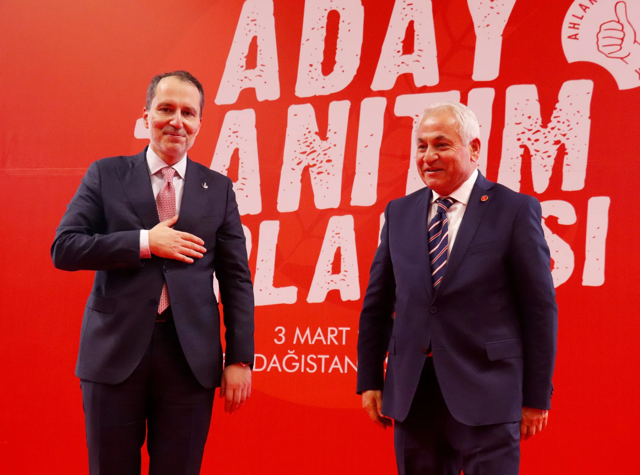 Yeniden Refah Partisi Genel Başkanı Fatih Erbakan ve Şerif Ün, seçim öncesi aday tanıtım toplantısında.