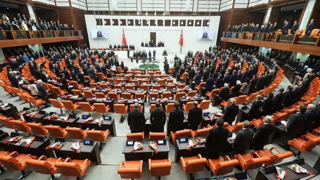 Teklif bugün TBMM Başkanlığı'na sunuldu. Planlamaya göre önce Adalet Komisyonu'nda görüşülecek, ardından TBMM Genel Kurulu'nun gündemine gelecek.