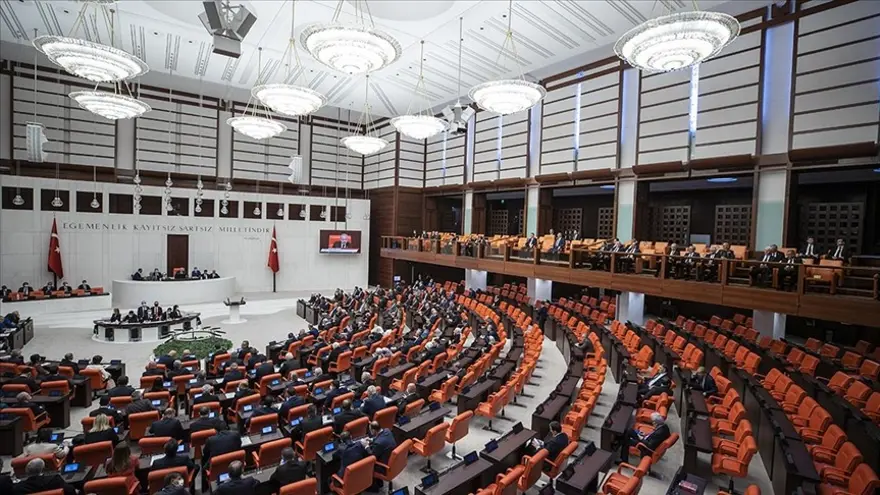 Çerçeve yasa, yürütülen sürecin hukuki sınırlarını belirleyen temel düzenleme niteliği taşıyor. Teklif; hangi kişilerin hangi şartlarda yararlanabileceğini, başvuruların nasıl değerlendirileceğini, infaz ve soruşturma süreçlerinin hangi esaslara göre yürütüleceğini belirliyor.