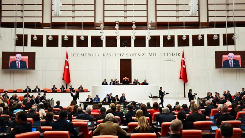 Hayır. Teklif genel af niteliğinde değil. Düzenleme belirli şartların gerçekleşmesine bağlı olarak yalnızca kanunda belirtilen kapsam içindeki kişiler için uygulanabilecek. Her başvuru ayrı değerlendirilecek ve otomatik hak doğurmayacak.
