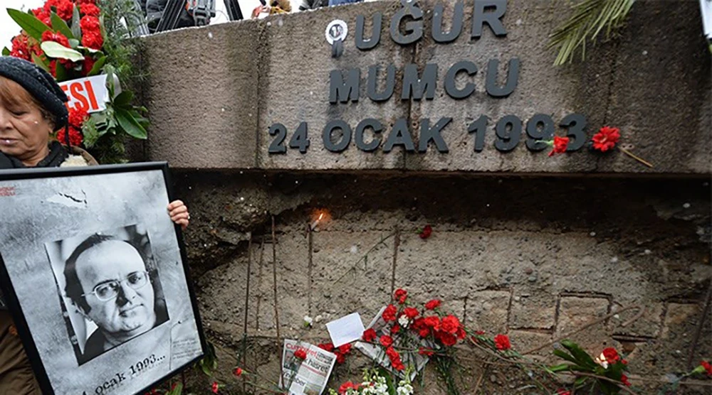 Uğur Mumcu dosyasında 2026 yılında dikkat çekici yeni bir süreç başladı.

Adalet Bakanlığı bünyesinde kurulan Faili Meçhul Suçları Araştırma Daire Başkanlığı, dosyayı yeniden incelemeye aldı.

Adalet Bakanı Akın Gürlek, Ağustos 2026’da Mumcu’nun eşi Güldal Mumcu, oğlu Özgür Mumcu ve ailenin avukatlarıyla görüştü. Görüşmede suikast dosyasının son durumu ve yürütülen yeni çalışmalar ele alındı.

Mumcu ailesinin talebi ise yalnızca tetikçilerin değil, azmettiricilerin ve suikastın arkasındaki bütün bağlantıların ortaya çıkarılması.

Bu nedenle Uğur Mumcu cinayeti, üzerinden 33 yıl geçmesine rağmen hukuken ve siyasi açıdan kapanmış bir dosya değil.