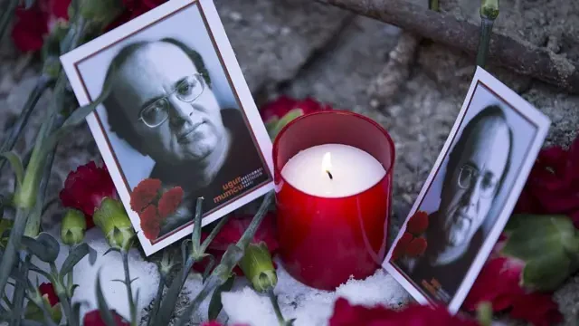 Türkiye yakın tarihindeki bu cinayetlerin önemli bir bölümünün yolu yıllar sonra aynı dava dosyasında kesişti.

Muammer Aksoy, Bahriye Üçok, Uğur Mumcu ve Ahmet Taner Kışlalı cinayetleri, başka saldırılarla birlikte kamuoyunda Umut Davası olarak bilinen yargılama kapsamında ele alındı.

Yargıtay 9. Ceza Dairesi 2014 yılında sekiz sanık hakkında verilen örgüt yöneticiliği ve üyeliği cezalarını onadı. Daha sonra Anayasa Mahkemesi kararları nedeniyle bazı sanıklar açısından yeniden yargılama kararı verildi.

Dolayısıyla bu dört cinayet için “hiçbir fail bulunamadı” demek doğru değil. Yargı kararları ve mahkûmiyetler bulunuyor.

Buna karşılık özellikle Uğur Mumcu cinayetinde suikastın bütün bağlantılarının ve azmettiricilerinin ortaya çıkarılıp çıkarılmadığı sorusu bugün dahi cevap bekliyor.