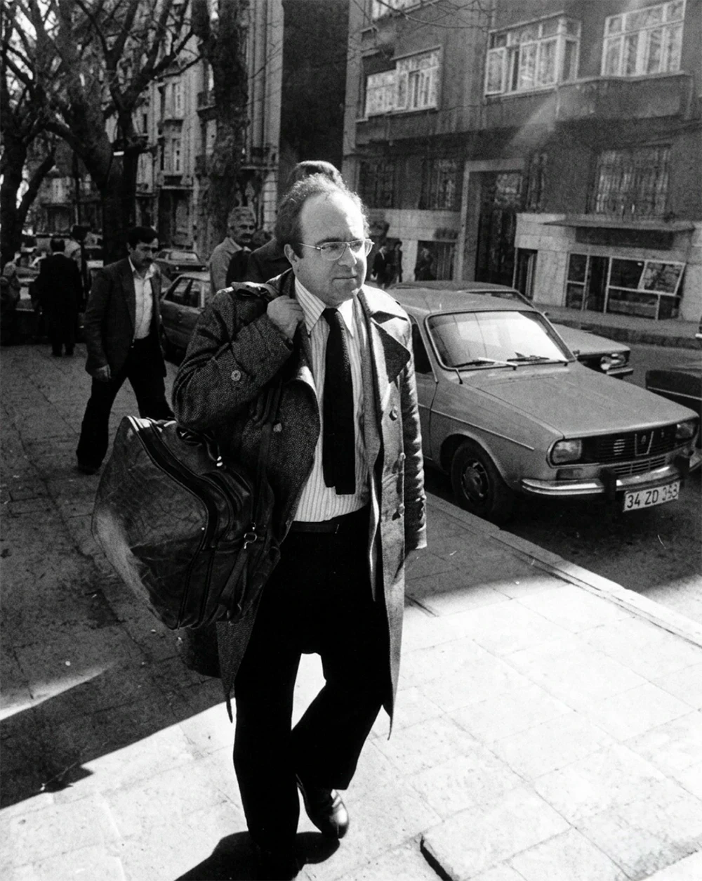Türkiye’nin en çok tartışılan siyasi cinayetlerinden biri 24 Ocak 1993’te yaşandı.

Araştırmacı gazeteci ve yazar Uğur Mumcu, Ankara’daki evinin önünde otomobiline yerleştirilen bombanın patlatılması sonucu hayatını kaybetti.

Mumcu cinayeti de daha sonra Aksoy, Üçok ve Kışlalı cinayetleriyle birlikte Umut Davası kapsamında ele alındı. Davada örgüt üyeliği ve yöneticiliğinden mahkûmiyetler çıktı ancak suikastın bütün bağlantıları çözülemedi.

Cinayetin en kritik isimlerinden olduğu belirtilen ve bombayı Mumcu'nun aracına yerleştirdiği öne sürülen Oğuz Demir ise halen firari sanık olarak aranıyor. Demir hakkındaki yargılama Ankara 5. Ağır Ceza Mahkemesi'nde devam ediyor.