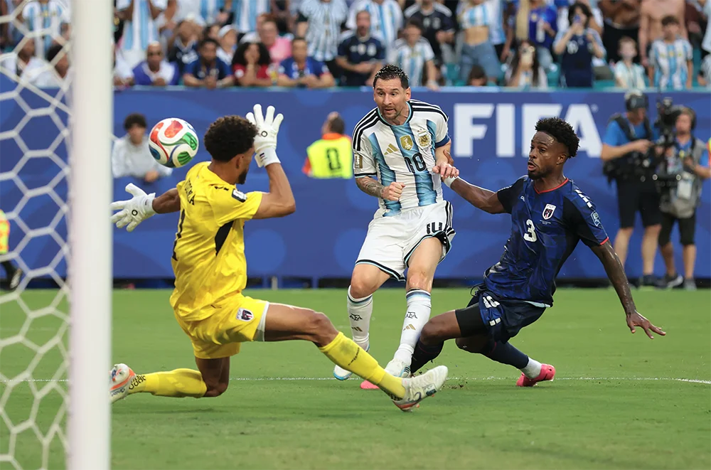 Karşılaşmada perdeyi 29. dakikada Lionel Messi açtı. Lisandro Martínez’in pasında ceza sahasında topla buluşan yıldız futbolcu, düzgün bir vuruşla takımını öne geçirdi.

Böylece Messi, Dünya Kupası kariyerindeki 20. golünü kaydederken turnuvadaki gol sayısını da yediye yükselterek gol krallığı yarışında zirveye yerleşti.