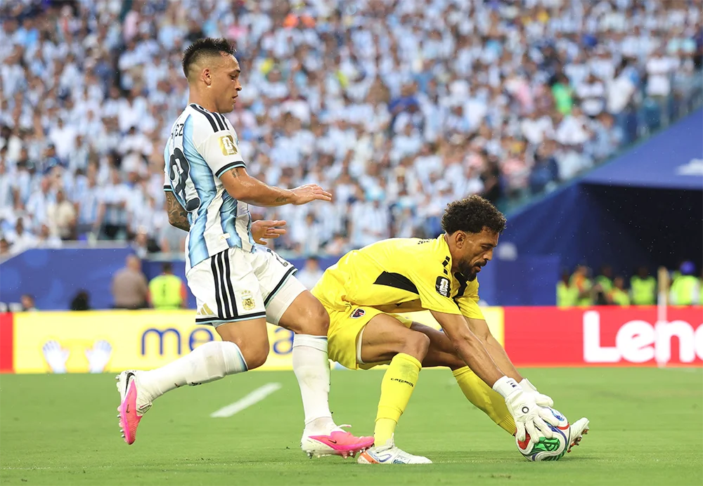 Yeşil Burun Adaları, ikinci yarıda oyundan kopmadı. Deroy Duarte’nin kaydettiği golle skoru 1-1’e getiren Afrika temsilcisi, güçlü rakibine karşı bir kez daha sürpriz yapabileceğinin sinyallerini verdi. Normal sürede başka gol olmayınca mücadele uzatmalara taşındı.
