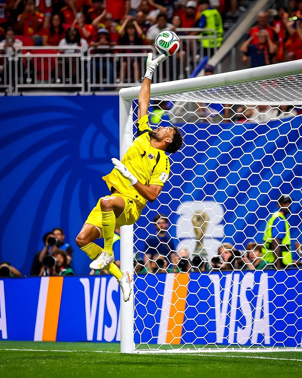 Turnuva boyunca sergilediği başarılı performansı Arjantin karşısında da sürdüren 40 yaşındaki file bekçisi, Lionel Messi başta olmak üzere Arjantinli oyuncuların çok sayıda gol girişimini önledi. Karşılaşma boyunca yaptığı kritik kurtarışlarla altı net fırsatta gole izin vermeyen deneyimli kaleci, takımını uzun süre oyunun içinde tuttu.