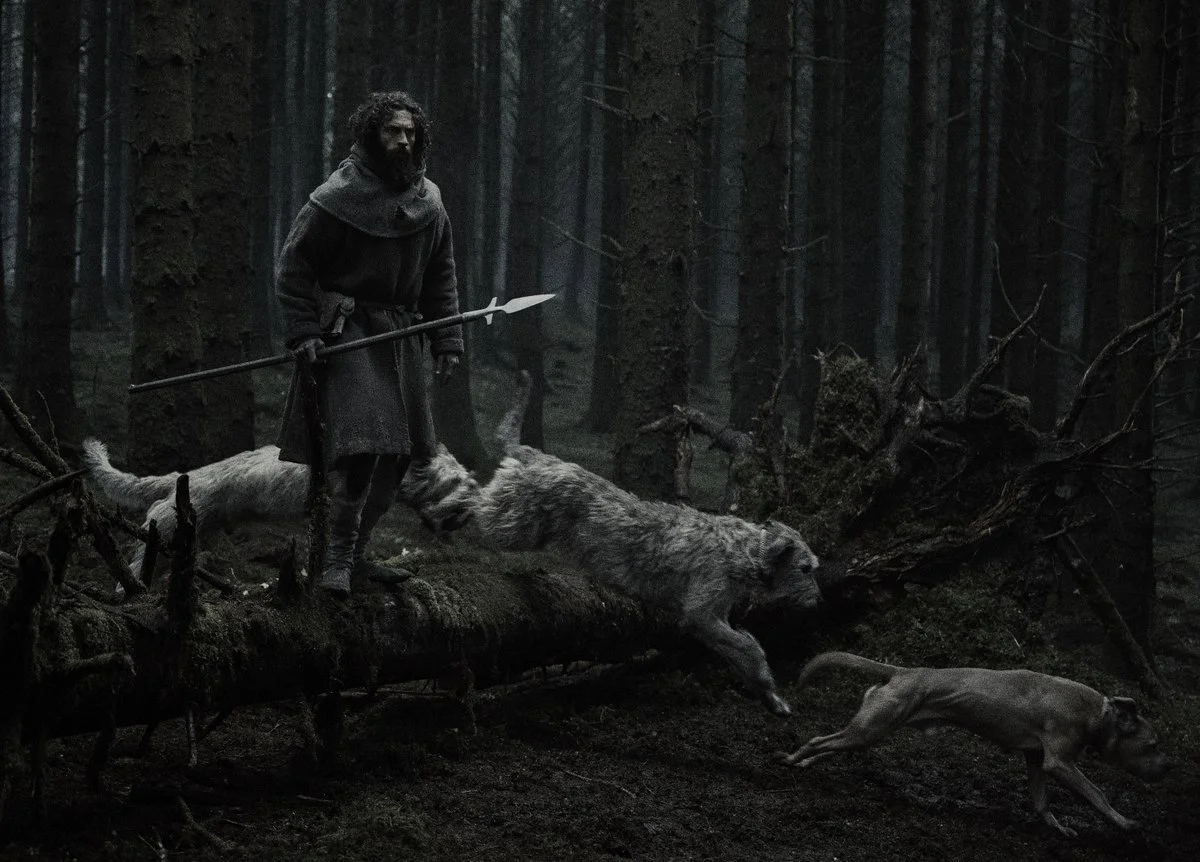 İlk görseli yayımlanan Werwulf, Robert Eggers’ın en iddialı projelerinden biri olmaya aday. Filmin tamamı 14. yüzyıl Orta İngilizcesiyle yazılan diyalogları ve tarihsel atmosferiyle şimdiden büyük merak uyandırdı.