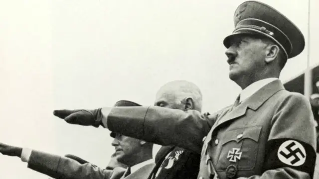 Morell'in kokteyli: Gizli uyuşturucu tedavisi

Doktor Morell, titremeleri kontrol altına almak ve ağrıları dindirmek için Hitler'e giderek daha güçlü ilaçlar vermeye başladı. Raporlarda geçen bazı ilaçlar şunlardı:

Eukodal: Bugün bilinen adıyla Oxycodone, güçlü bir ağrı kesici.

Morphium: Uyuşturucu etkisi yüksek bir diğer ağrı kesici.

Vitamultin: İçeriği tam olarak bilinmeyen bir uyarıcı kokteyli.

Morell, bu ilaçları "vitamin enjeksiyonu" adı altında uyguluyordu. Tarihçiler, Hitler'in suikast sonrası giderek artan bir şekilde bu "kokteyle" bağımlı hale geldiğini düşünüyor.