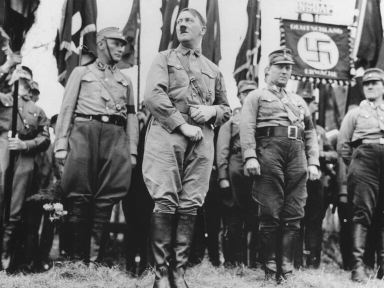 Parkinson hastalığı şüphesi

Bugün doktorlar, Hitler'in 1944 sonbaharından itibaren gösterdiği semptomların (ellerde titreme, kambur duruş, yavaş hareketler, donuk yüz ifadesi) Parkinson hastalığına işaret ettiği konusunda hemfikir. Suikastın yol açtığı travmanın, zaten var olan bir yatkınlığı tetiklemiş olabileceği düşünülüyor.

Ancak olayın en trajik yanı, tedaviyi yöneten ismin bir nörolog değil, kulak burun boğaz uzmanı olan Dr. Morell olmasıydı. Parkinson hastalığının o dönemdeki tedavisi, bugünkü kadar gelişmiş değildi.