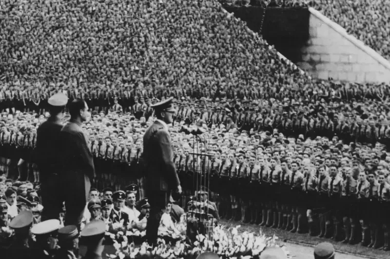 Histerik körlük ve paranoid halüsinasyonlar

Suikast girişiminin Hitler'in ruh sağlığı üzerindeki etkisi ise fiziksel hasardan çok daha yıkıcı oldu. Raporlara göre, Führer artık etrafındaki herkesten şüpheleniyor, yemeklerini tadıcılar aracılığıyla yediriyor ve generaline bile güvenmiyordu.

Hatta suikastten iki gün sonra, geçici bir süreliğine görme yetisini kaybettiği kayıtlara geçmişti. Doktorlar bunu "histerik körlük" olarak teşhis etti – yani tamamen psikolojik bir travmanın sonucu.