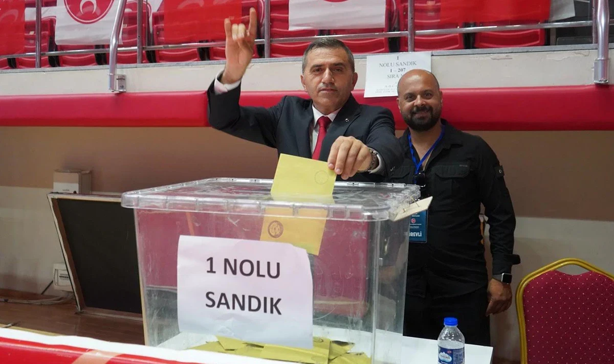 MHP Samsun'da Burhan Mucur yeniden başkan seçildi