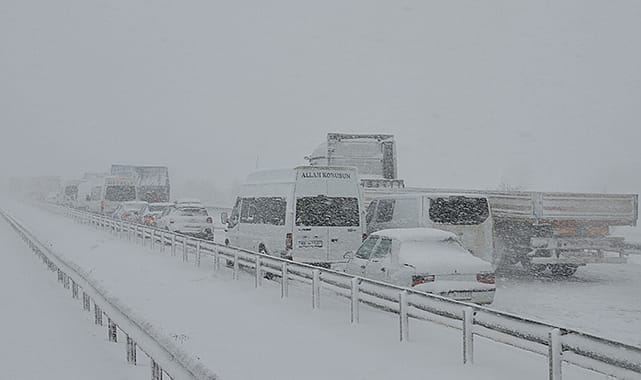 Samsun-Ankara karayolunda ulaşım rezaleti: Benzinliklerde çocuk emzirdiler