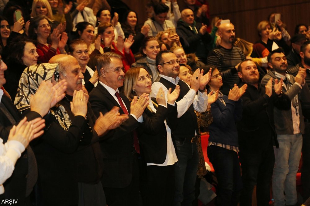 Başkan Deveci tiyatroların çağrısına kayıtsız kalmadı