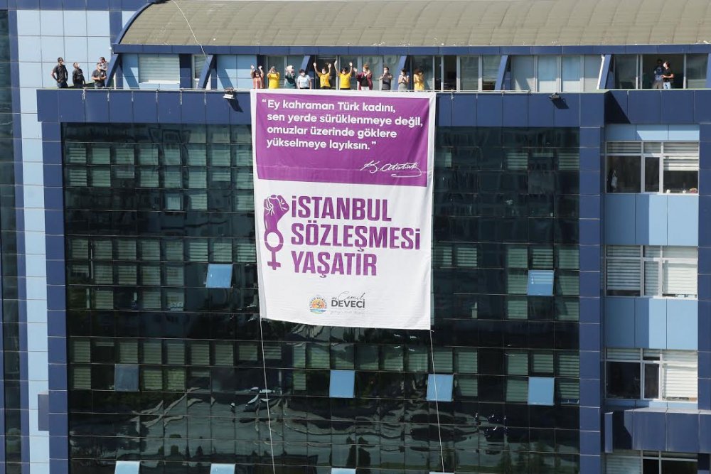 Belediye binasına dev #İstanbulSözleşmesiYaşatır pankartı