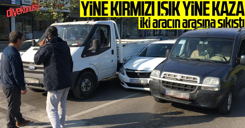 Aracıyla iki aracın arasında sıkışıp kaldı