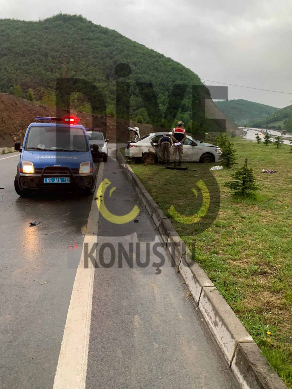 Takla attı ve refüje savruldu
