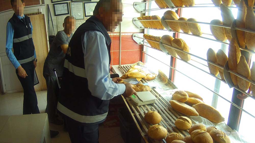 Zabıtalar tehlike saçıyor