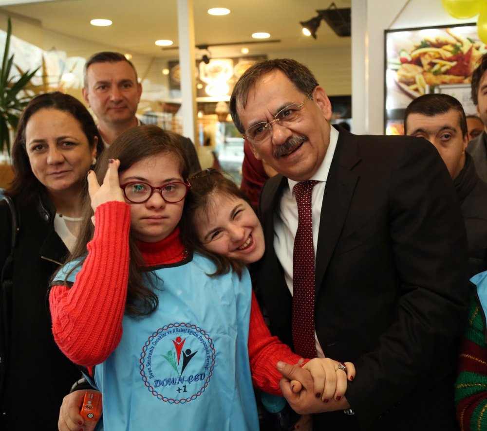 Demir, melek yüzlü çocuklarla pizza yaptı