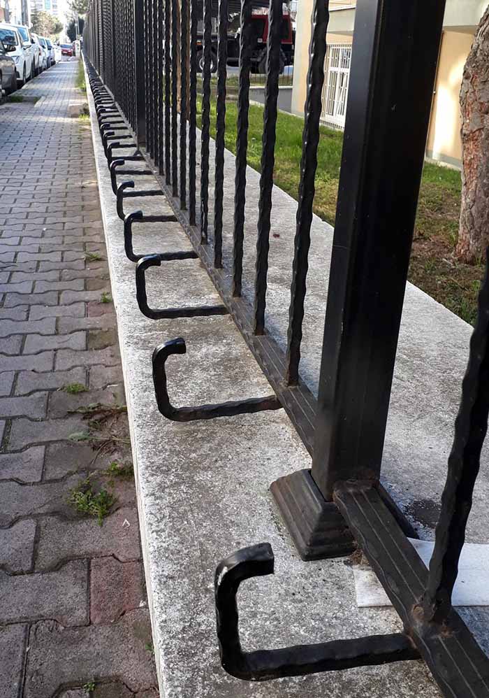 Lojman duvarlarında parmaklık tehlikesi
