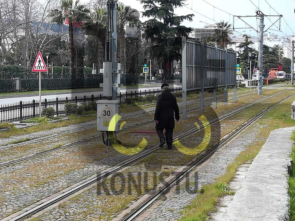Samsun’da yaşlı adam rayların üzerinde yürüdü: Vatmanın dikkati sayesinde ölümden döndü!
