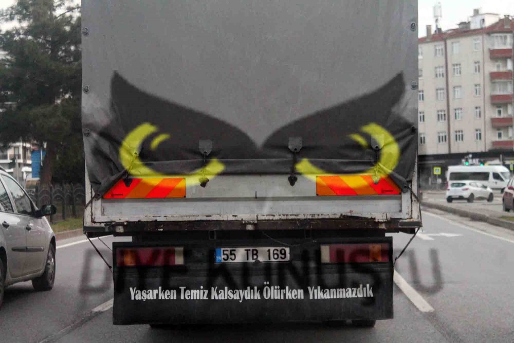 Samsun’da kamyonetin arkasına öyle bir yazı yazdı ki…