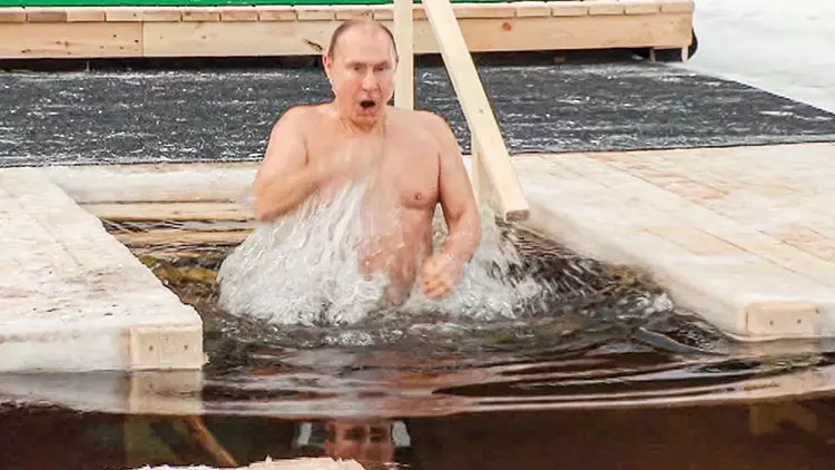 Vladimir Putin buz gibi suya girdi