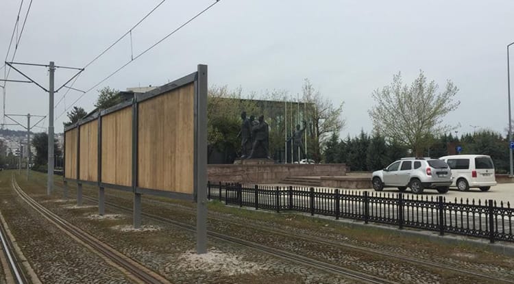 Samsun’da Atatürk Anıtı’nı reklam panosuyla kapattılar