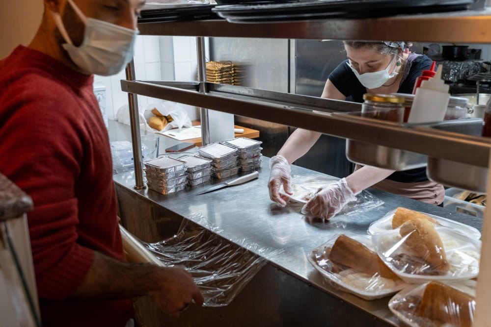 Pandemide işsiz kalan kafe-bar çalışanları dayanışma ağı kurdu
