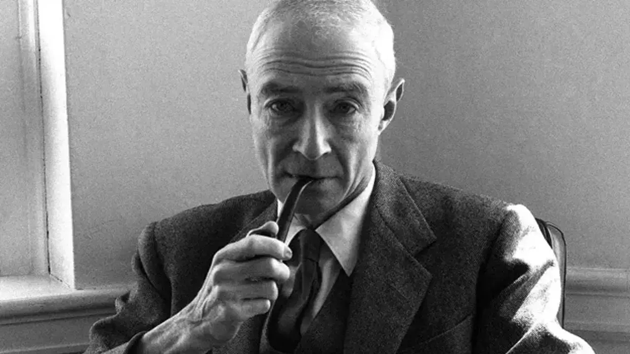 Oppenheimer’ın sol yanı: Çevresi komünist, kendisi yalnızdı