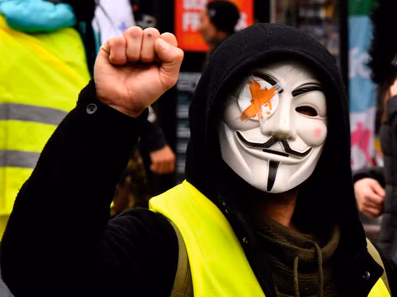 ‘Sarı Yelekli’ protestocunun gözünü kaybetmesine sebep olan Fransız polisi yargılanacak