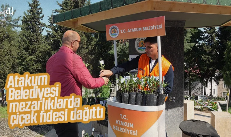 Atakum Belediyesi arefe günü mezarlıklarda çiçek fidesi dağıttı